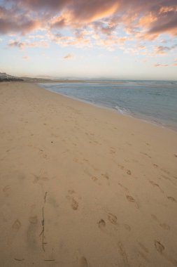 Deniz kenarında sığ bir gölü olan kumlu bir sahil. Akşamları verimsiz manzara çekimleri. Playa de Sotavento de Janda, Fuerteventura, Kanarya Adaları, İspanya