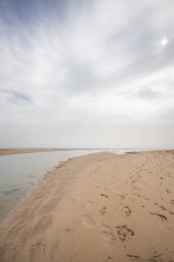Deniz kenarında sığ bir gölü olan kumlu bir sahil. Akşamları verimsiz manzara çekimleri. Playa de Sotavento de Janda, Fuerteventura, Kanarya Adaları, İspanya