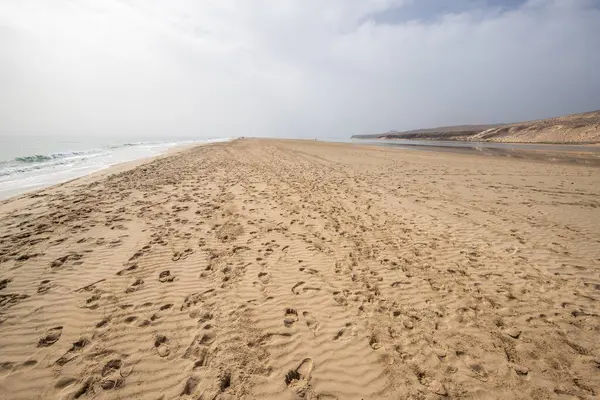 Deniz kenarında sığ bir gölü olan kumlu bir sahil. Akşamları verimsiz manzara çekimleri. Playa de Sotavento de Janda, Fuerteventura, Kanarya Adaları, İspanya