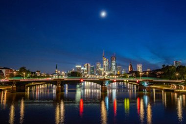Köprüden gökyüzü manzarası. Gökdelenleri olan Metropolis bir nehre yansıdı. Frankfurt Şehri Ben Main, Almanya