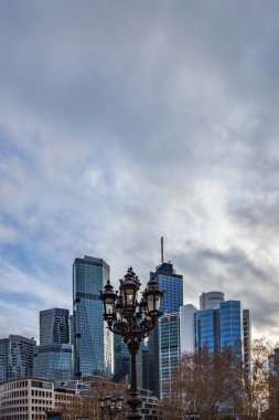 Akşamları bir metropolde gökyüzü manzarası. Finans bölgesinde gökdelenlerin üzerinde gün batımı. Frankfurt am Main, Almanya 'da bir meydanda vuruldu