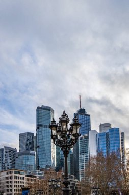 Akşamları bir metropolde gökyüzü manzarası. Finans bölgesinde gökdelenlerin üzerinde gün batımı. Frankfurt am Main, Almanya 'da bir meydanda vuruldu