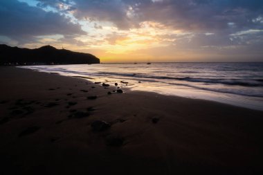 Sabah kumsalda. Güneşin doğuşunda deniz manzarası. Koyun kıyı şeridi, hafif bir kum fırtınası sırasında siyah kumlar, bir Calima. Gran Tarajal, Kanarya Adaları, İspanya