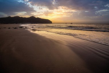 Sabah kumsalda. Güneşin doğuşunda deniz manzarası. Koyun kıyı şeridi, hafif bir kum fırtınası sırasında siyah kumlar, bir Calima. Gran Tarajal, Kanarya Adaları, İspanya