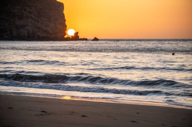 Fırtına sırasında gün doğumu, Calima. Sis kaplı ufuk turuncuya dönerken güneş bir güneş topu gibi doğuyor. Bir tekne denize demir attı. Gran Tarajal 'daki manzara fotoğrafı, Kanarya Adaları, İspanya