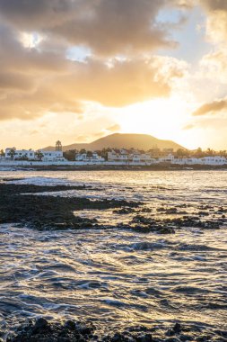 Playa Vista Lobos 'ta gün batımı, deniz kenarında uzun bir süre, Corralejo, Fuerteventura, Kanarya Adaları, İspanya manzaralı lav plajı.