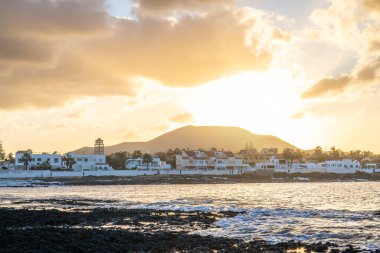 Playa Vista Lobos 'ta gün batımı, deniz kenarında uzun bir süre, Corralejo, Fuerteventura, Kanarya Adaları, İspanya manzaralı lav plajı.