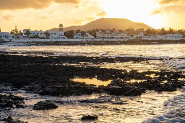 Playa Vista Lobos 'ta gün batımı, deniz kenarında uzun bir süre, Corralejo, Fuerteventura, Kanarya Adaları, İspanya manzaralı lav plajı.
