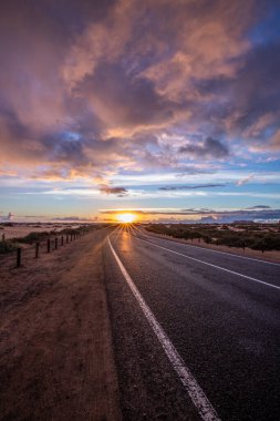 Kumulların arasında bir yolda güzel bir sabah. Bulutlu bir yolda gün doğumu. Corralejo Ulusal Parkı, Kanarya Adaları, İspanya