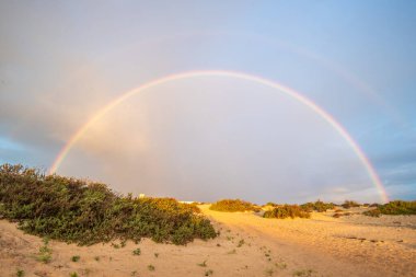 Corralejo 'da bir caddenin üzerindeki gökkuşağı, Las Palmas Eyaleti, Fuerteventura, Kanarya Adaları, İspanya