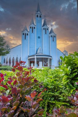Akşamları mezarlığı olan bir kasabada mavi bir kilise. Hvz 'deki Kutsal Ruh Kilisesi, Balaton Gölü, Macaristan