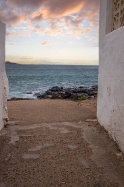 Playa Vista Lobos 'ta gün batımı, deniz kenarında uzun bir süre, Corralejo, Fuerteventura, Kanarya Adaları, İspanya manzaralı lav plajı.
