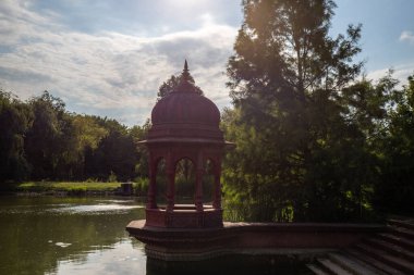 Parkta güzel bir yaz akşamı. Gün batımında Krishna Vadisi 'nde manzara çekimi. Unagrn, Balaton 'daki park ve tapınak kompleksi
