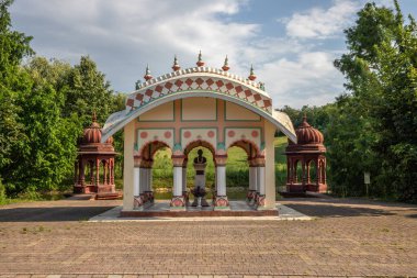 Parkta güzel bir yaz akşamı. Gün batımında Krishna Vadisi 'nde manzara çekimi. Unagrn, Balaton 'daki park ve tapınak kompleksi