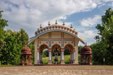 Parkta güzel bir yaz akşamı. Gün batımında Krishna Vadisi 'nde manzara çekimi. Unagrn, Balaton 'daki park ve tapınak kompleksi