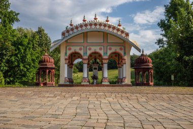 Parkta güzel bir yaz akşamı. Gün batımında Krishna Vadisi 'nde manzara çekimi. Unagrn, Balaton 'daki park ve tapınak kompleksi