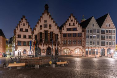 Tarihi bir şehir merkezinde yarı keresteli evler, sabah Rmerberg 'de Radhaus' ta gün doğumunda insanlar olmadan ele geçirildi. Frankfurt Ben Main