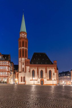 Tarihi bir şehir merkezinde yarı keresteli evler, sabah Rmerberg 'de Radhaus' ta gün doğumunda insanlar olmadan ele geçirildi. Frankfurt Ben Main