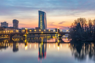 Sabahın köründe Main Nehri 'nde. Renkli bir gökyüzü ve güzel bir ayak manzarası ve şehrin kıyıları ve çevresi. Özel bir renkte. Frankfurt ben Main, Hesse