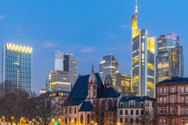 Finans bölgesinin caddelerinden ufuk çizgisi manzarası. Sabahın köründe gökdelenler arasında muhteşem bir manzarayla. Frankfurt 'taki büyük şehir fotoğrafı. Almanya' nın ana caddesi.