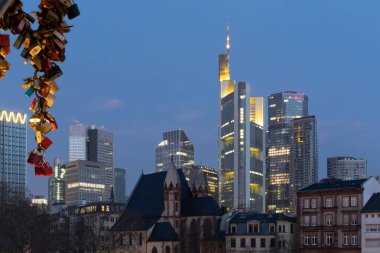 Finans bölgesinin caddelerinden ufuk çizgisi manzarası. Sabahın köründe gökdelenler arasında muhteşem bir manzarayla. Frankfurt 'taki büyük şehir fotoğrafı. Almanya' nın ana caddesi.