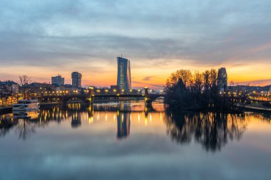 Sabahın köründe Main Nehri 'nde. Renkli bir gökyüzü ve güzel bir ayak manzarası ve şehrin kıyıları ve çevresi. Özel bir renkte. Frankfurt ben Main, Hesse