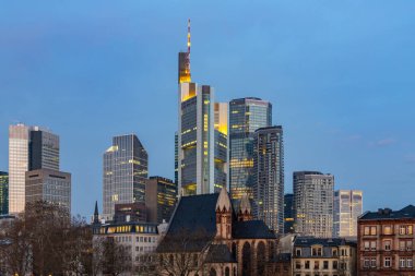 Finans bölgesinin caddelerinden ufuk çizgisi manzarası. Sabahın köründe gökdelenler arasında muhteşem bir manzarayla. Frankfurt 'taki büyük şehir fotoğrafı. Almanya' nın ana caddesi.