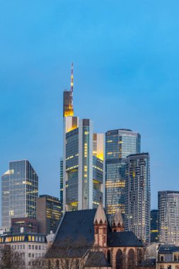 Finans bölgesinin caddelerinden ufuk çizgisi manzarası. Sabahın köründe gökdelenler arasında muhteşem bir manzarayla. Frankfurt 'taki büyük şehir fotoğrafı. Almanya' nın ana caddesi.