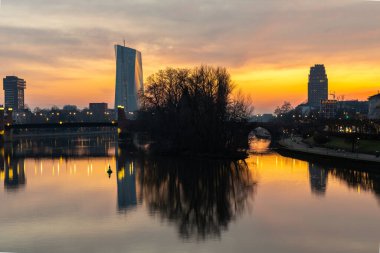 Sabahın köründe Main Nehri 'nde. Renkli bir gökyüzü ve güzel bir ayak manzarası ve şehrin kıyıları ve çevresi. Özel bir renkte. Frankfurt ben Main, Hesse