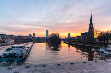 Sabahın köründe Main Nehri 'nde. Renkli bir gökyüzü ve güzel bir ayak manzarası ve şehrin kıyıları ve çevresi. Özel bir renkte. Frankfurt ben Main, Hesse