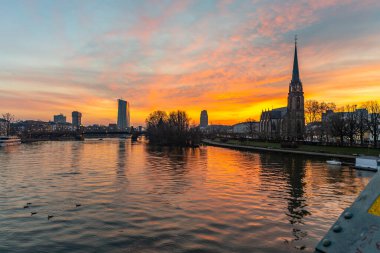 Sabahın köründe Main Nehri 'nde. Renkli bir gökyüzü ve güzel bir ayak manzarası ve şehrin kıyıları ve çevresi. Özel bir renkte. Frankfurt ben Main, Hesse