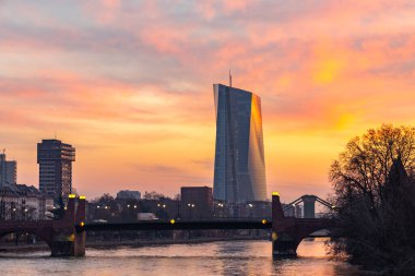 Sabahın köründe Main Nehri 'nde. Renkli bir gökyüzü ve güzel bir ayak manzarası ve şehrin kıyıları ve çevresi. Özel bir renkte. Frankfurt ben Main, Hesse