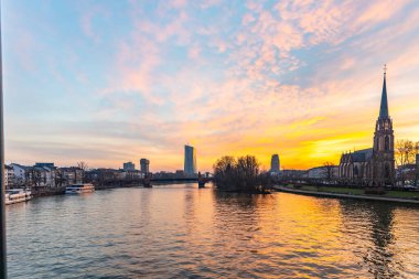 Sabahın köründe Main Nehri 'nde. Renkli bir gökyüzü ve güzel bir ayak manzarası ve şehrin kıyıları ve çevresi. Özel bir renkte. Frankfurt ben Main, Hesse