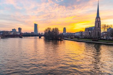 Sabahın köründe Main Nehri 'nde. Renkli bir gökyüzü ve güzel bir ayak manzarası ve şehrin kıyıları ve çevresi. Özel bir renkte. Frankfurt ben Main, Hesse