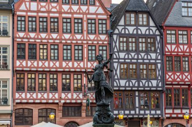 Tarihi bir şehir merkezinde yarı keresteli evler, sabah Rmerberg 'de Radhaus' ta gün doğumunda insanlar olmadan ele geçirildi. Frankfurt Ben Main