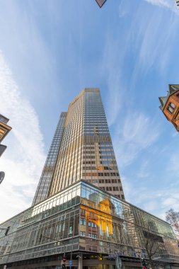 Sabahleyin ufuk çizgisinin ortasına bak. Yüksek binalar ve gündoğumunda modern cam cepheler. Şehrin ve çevresinin manzarası çok güzel. Özel bir renkle, Frankfurt am Main, Hesse