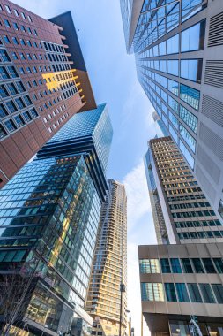 Sabahleyin ufuk çizgisinin ortasına bak. Yüksek binalar ve gündoğumunda modern cam cepheler. Şehrin ve çevresinin manzarası çok güzel. Özel bir renkle, Frankfurt am Main, Hesse