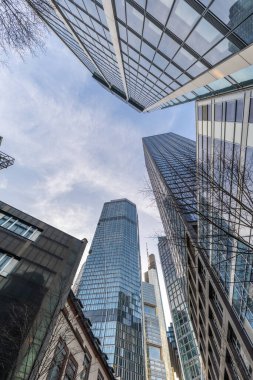 Sabahleyin ufuk çizgisinin ortasına bak. Yüksek binalar ve gündoğumunda modern cam cepheler. Şehrin ve çevresinin manzarası çok güzel. Özel bir renkle, Frankfurt am Main, Hesse