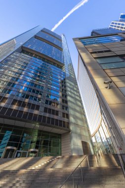 Sabahleyin ufuk çizgisinin ortasına bak. Yüksek binalar ve gündoğumunda modern cam cepheler. Şehrin ve çevresinin manzarası çok güzel. Özel bir renkle, Frankfurt am Main, Hesse