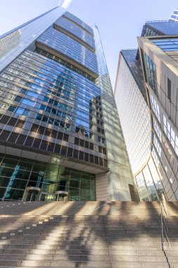 Sabahleyin ufuk çizgisinin ortasına bak. Yüksek binalar ve gündoğumunda modern cam cepheler. Şehrin ve çevresinin manzarası çok güzel. Özel bir renkle, Frankfurt am Main, Hesse