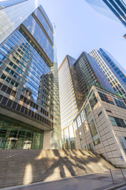 Sabahleyin ufuk çizgisinin ortasına bak. Yüksek binalar ve gündoğumunda modern cam cepheler. Şehrin ve çevresinin manzarası çok güzel. Özel bir renkle, Frankfurt am Main, Hesse