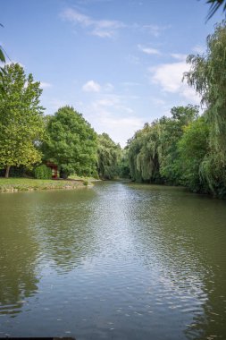Krishna tapınağında park ve bahçeler. Macaristan 'daki Krisna-vlgy IKB parkının manzarası