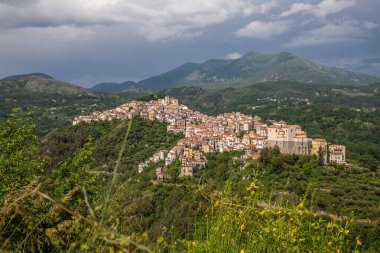 Beyaz Şehir 'in güzel manzarası, doğanın ortasında Akdeniz dağ köyü, Rivello, Campania, Salerno, İtalya