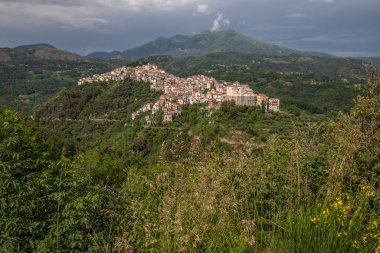 Beyaz Şehir 'in güzel manzarası, doğanın ortasında Akdeniz dağ köyü, Rivello, Campania, Salerno, İtalya