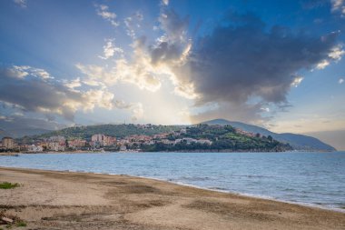 Arka planda tepeler olan sahil ve deniz güney İtalya 'da tatil köyü olan körfez ve kıyı.