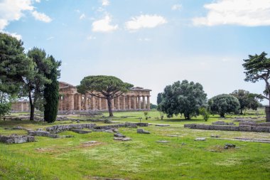 Harabeleri olan tarihi bir merkez. Akşamları güneş ışığı ve İtalya, Salerno, Paestum 'daki Athena Tapınağı ile