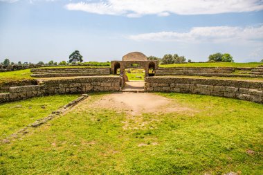 Harabeleri olan tarihi bir merkez. Akşamları güneş ışığı ve İtalya, Salerno, Paestum 'daki Athena Tapınağı ile