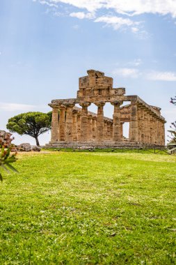 Harabeleri olan tarihi bir merkez. Akşamları güneş ışığı ve İtalya, Salerno, Paestum 'daki Athena Tapınağı ile