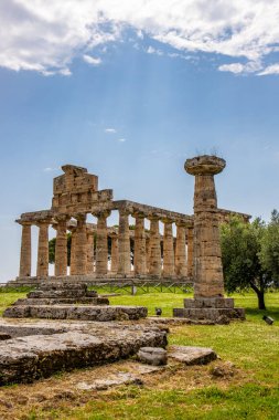 Harabeleri olan tarihi bir merkez. Akşamları güneş ışığı ve İtalya, Salerno, Paestum 'daki Athena Tapınağı ile