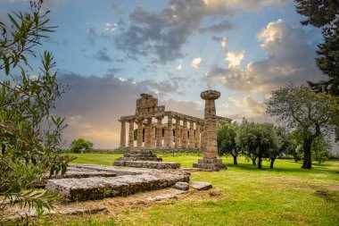 Harabeleri olan tarihi bir merkez. Akşamları güneş ışığı ve İtalya, Salerno, Paestum 'daki Athena Tapınağı ile